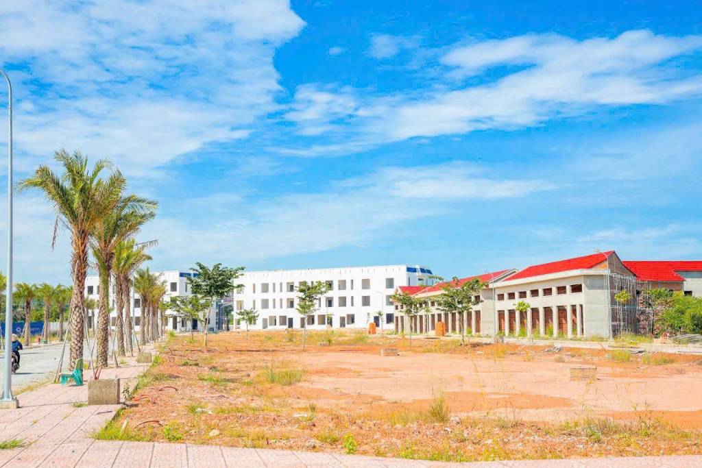 Chuyển nhượng gấp lô góc liền kề Khu Ẩm Thực, buôn bán tốt. Sổ hồng riêng. Chỉ 980 triệu/ nền